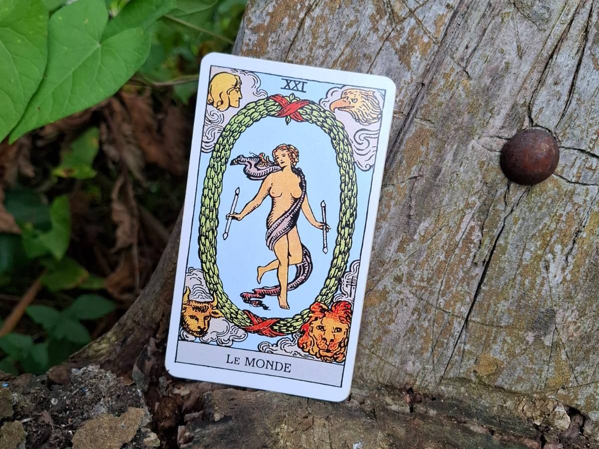 La Carte du Monde dans le Tarot : Et si la vraie réussite, c&rsquo;était l&rsquo;équilibre ?